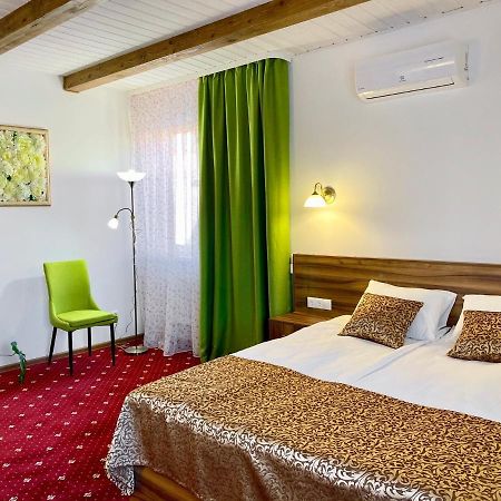 Hotel Rioro à Myrhorod Extérieur photo