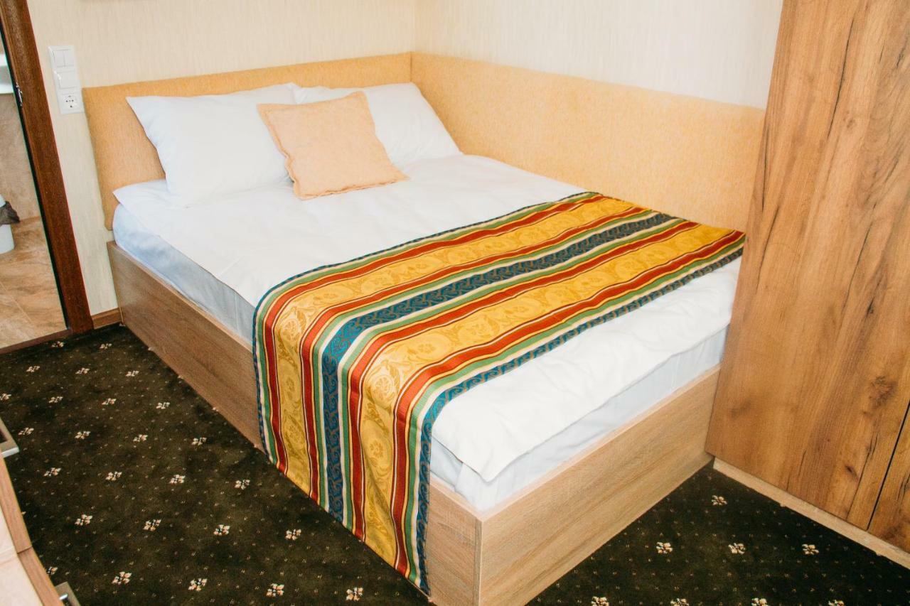 Hotel Rioro à Myrhorod Extérieur photo