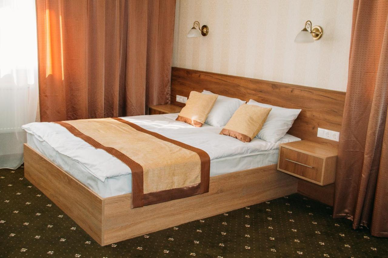 Hotel Rioro à Myrhorod Extérieur photo