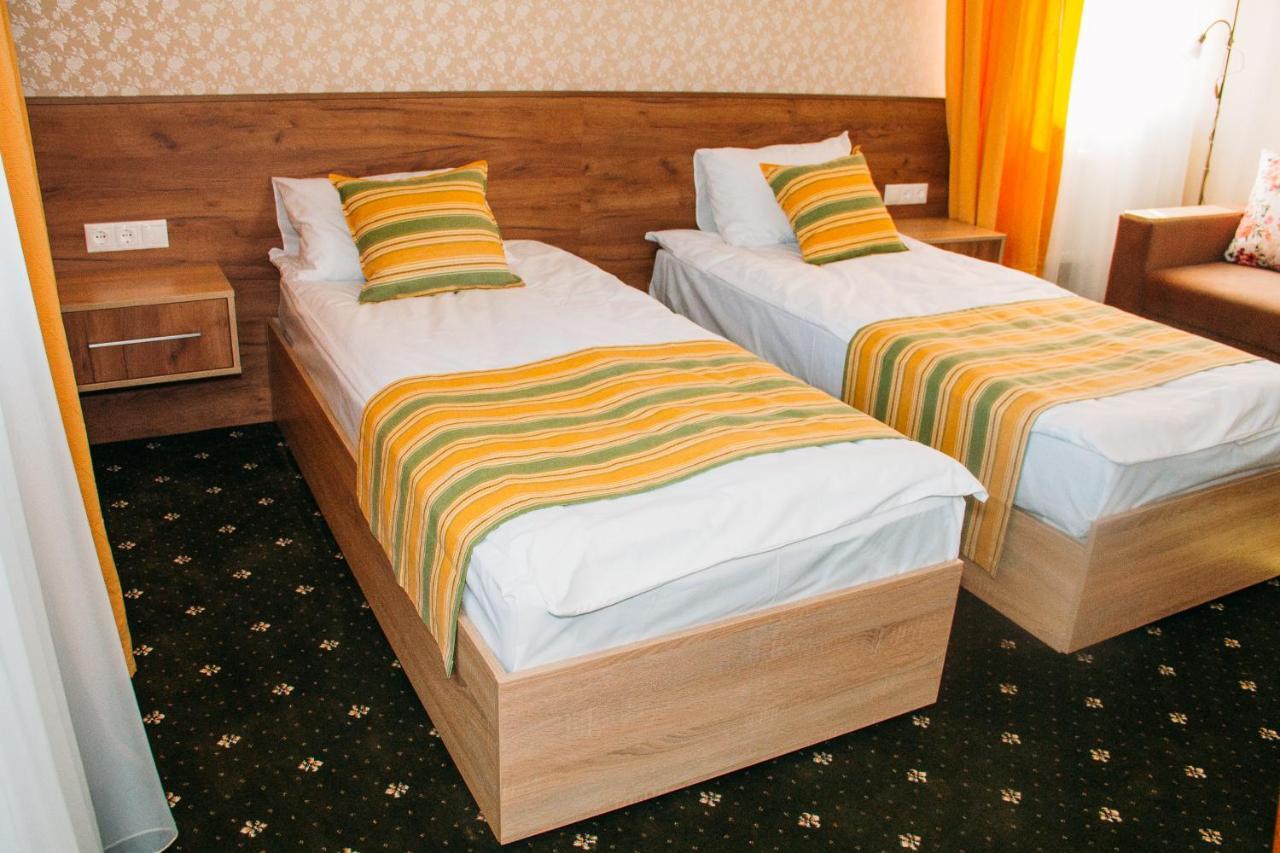 Hotel Rioro à Myrhorod Extérieur photo
